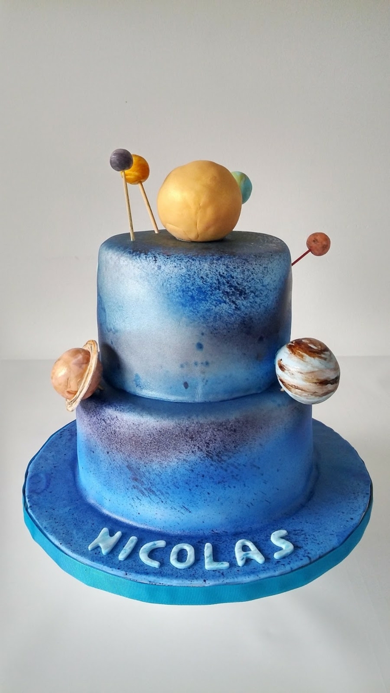 Dolce originale per Nicolas, torte di compleanno semplici, decorazione con pasta di zucchero blu e i pianeti 