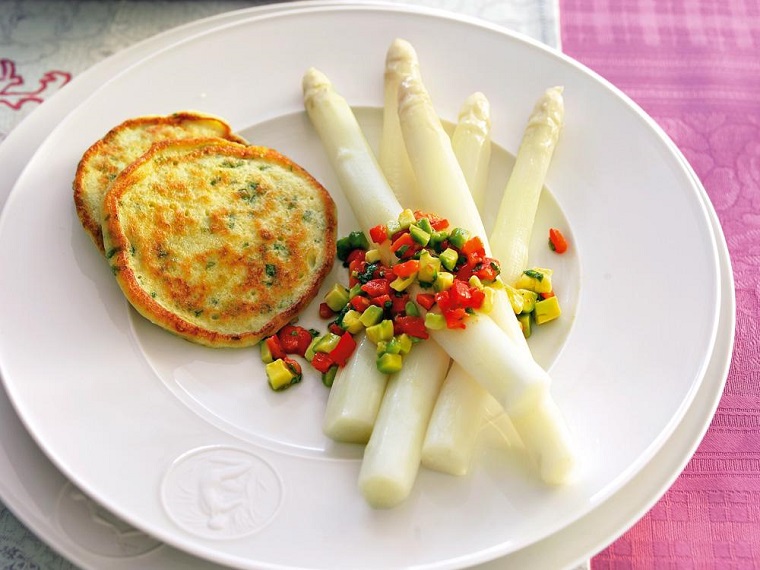 Avocado ricette semplici, pancake con verdure e asparagi bianchi, contorno di verdure cotte 