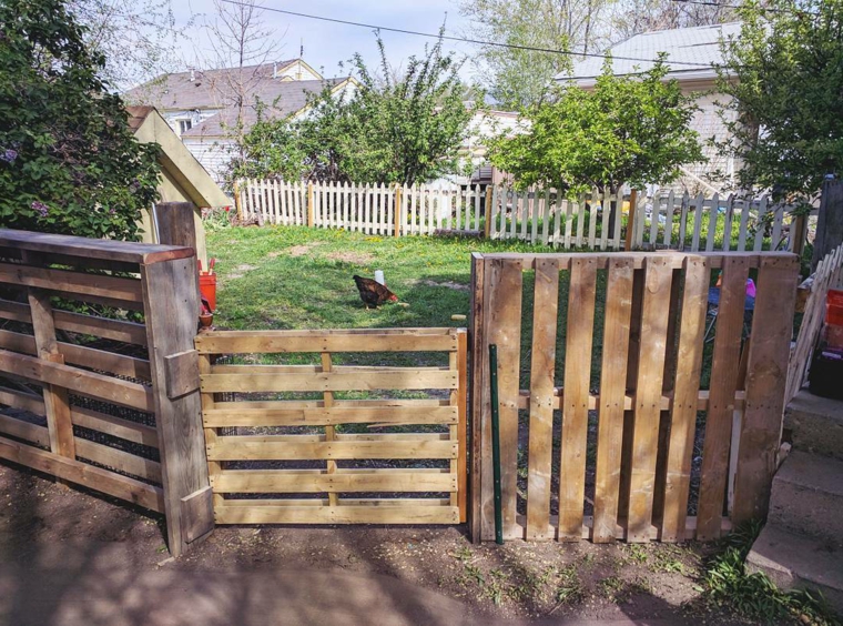 idea per realizzare una recinzione per il giardino fai da te utilizzando il pallet