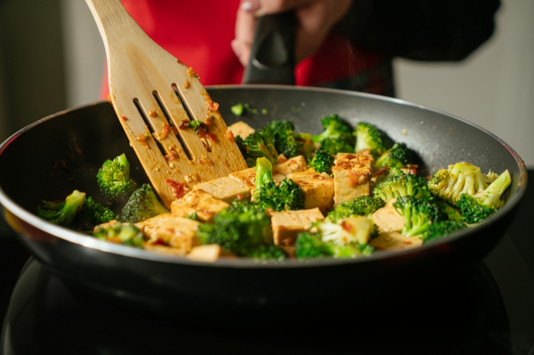 Tofu ricette, padella con broccoli e cubetti di tofu in salsa di chili