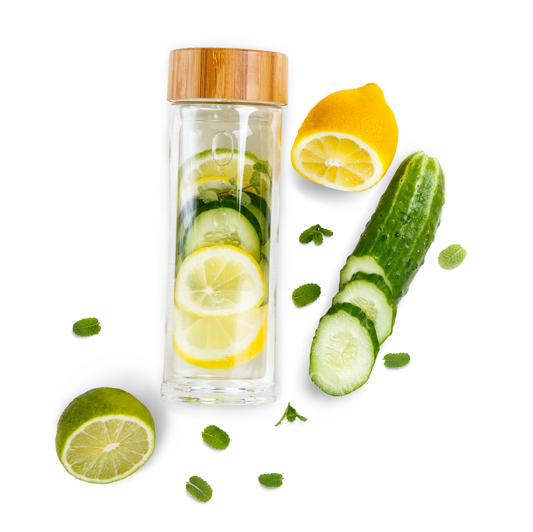 Bevande detox fai da te, borraccia di vetro con acqua aromatizzata al limone e cetriolo 
