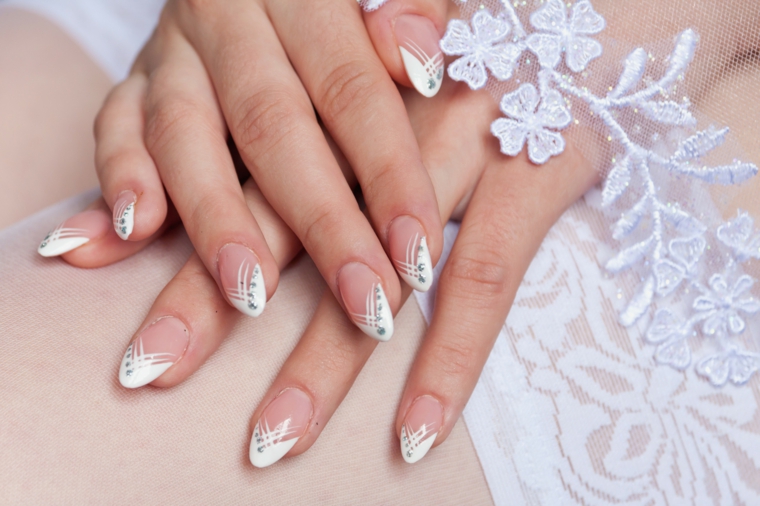 Unghie french bianco decorate, stiletto lungo con disegni, vestito sposa bianco con pizzo 