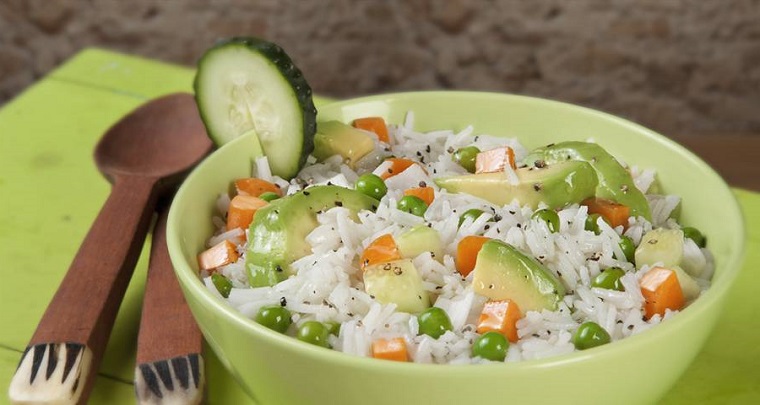 Come mangiare l'avocado, risotto con piselli e pezzettini ci carota, decorazione con cetriolo 