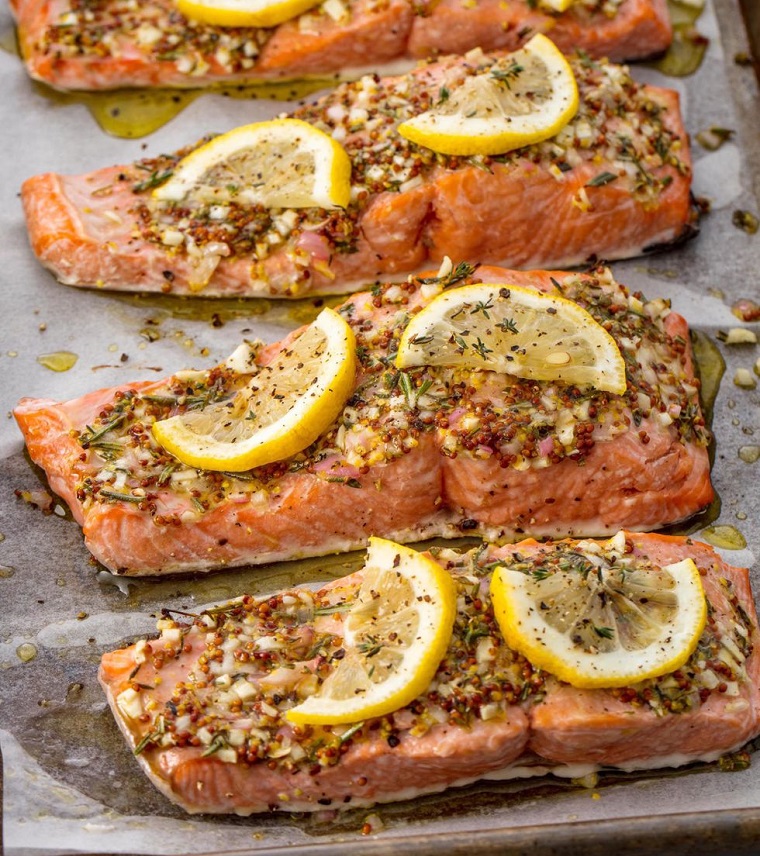 Ricette veloci per cena, filetti di salmone con spezie e limone, pesce preparato al forno 