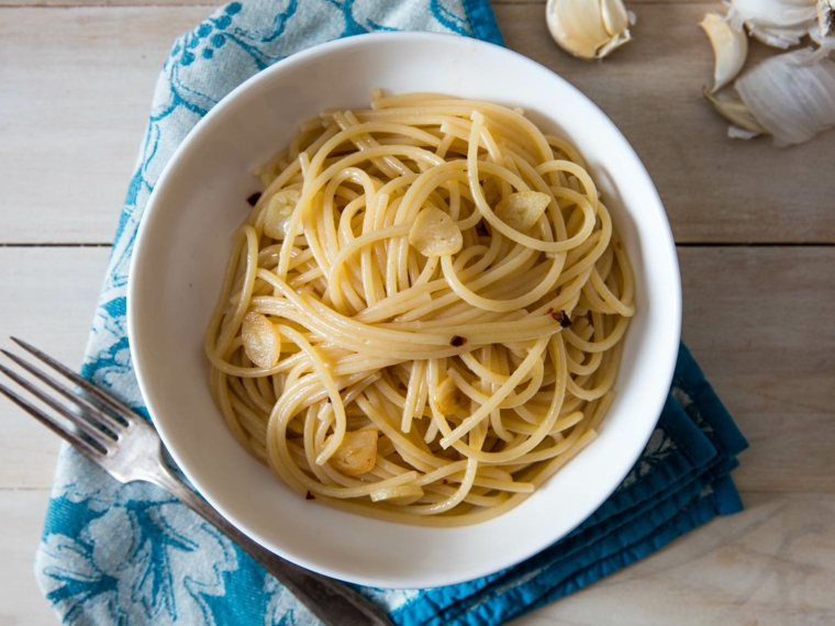 Secondi piatti estivi, spaghetti aglio e e olio molto semplici, servito in un piatto rotondo 