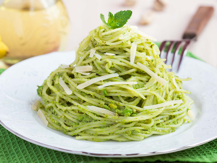 Come mangiare l'avocado, spaghetti con pesto verde e foglie di menta, scaglie di parmigiano 