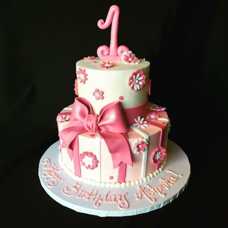 Immagini torte compleanno bimba un anno, a due piani e decorata con fiorellini e fiocco 