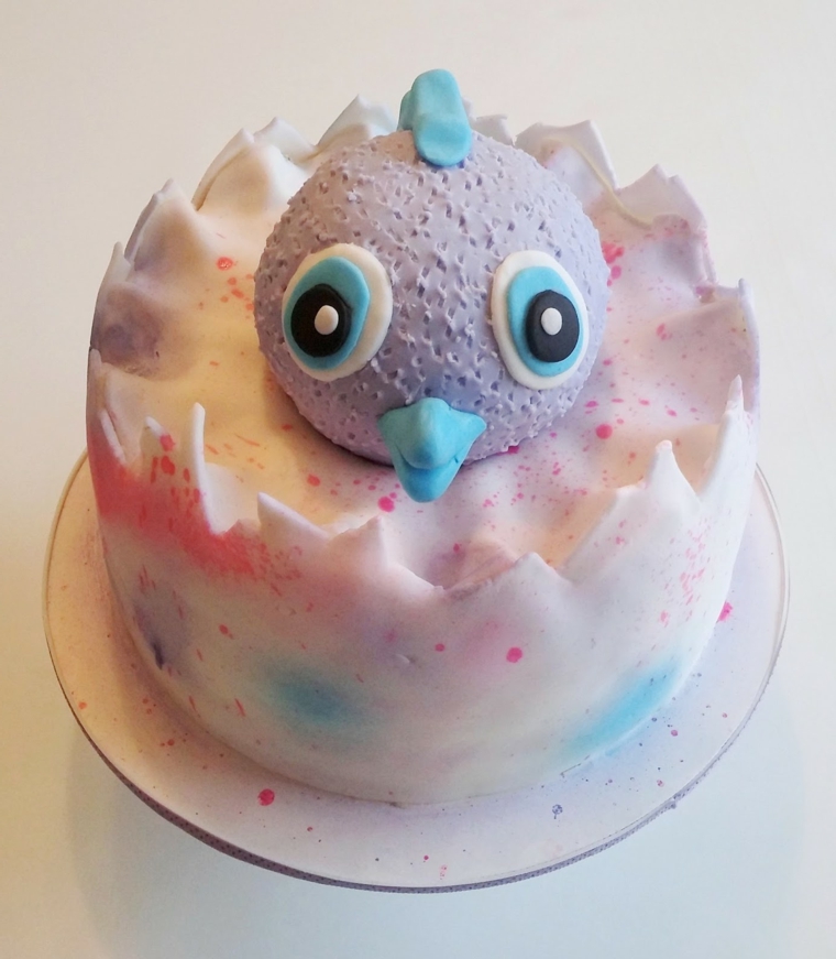 Foto torte compleanno, idea per la decorazione con un pulcino di panna di colore viola 