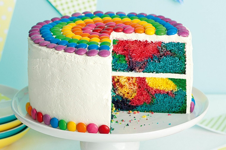 Decorazioni torte con smaties colorati, torte di compleanno facili da fare in casa, strati interni colorati 