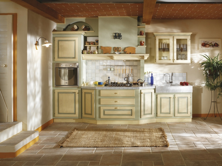 proposta per piccole cucine in muratura dallo stile rustico con ante crema e verde salvia