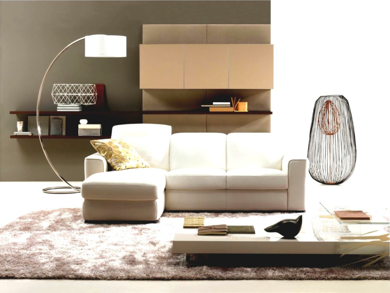 soggiorno con muri color tortora, lampada a pianta di design, tavolo basso e divano bianco
