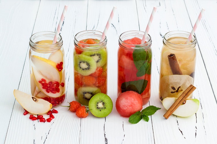 Bevande detox a base di acqua aromatizzata alla frutta e servita in barattolo di vetro 