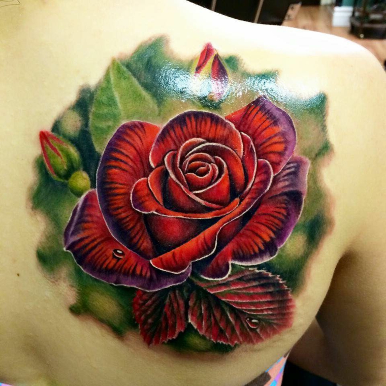 esempio per realizzare dei tatuaggi rosa rossa sulla spalla con delle sfumature e dei boccioli