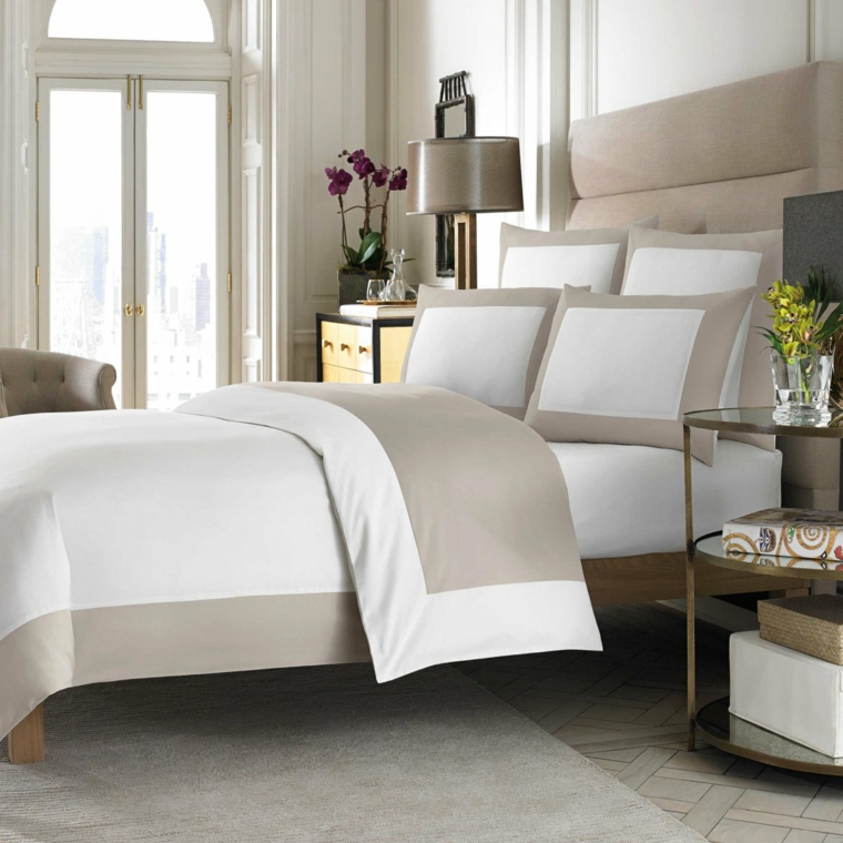 esempio do camera da letto color tortora elegante e raffinata con copriletto e cuscini bianchi e tortora