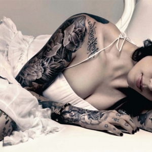 Tatuaggio rosa: 100 idee unisex, il significato e le ultime novità