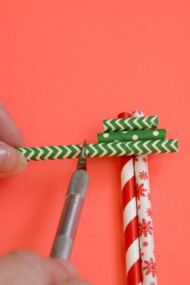 Lavoretti Natale fai da te, alberello con cannucce di carta colorata tagliate con cutter metallico