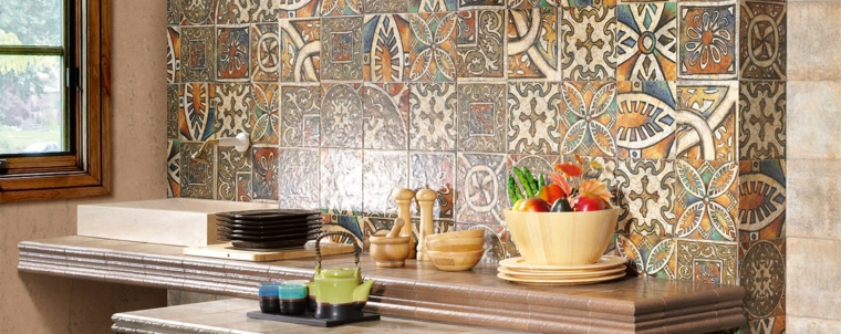 cucine in muratura piccole parete con rivestimento in maiolica accessori in legno da cucina