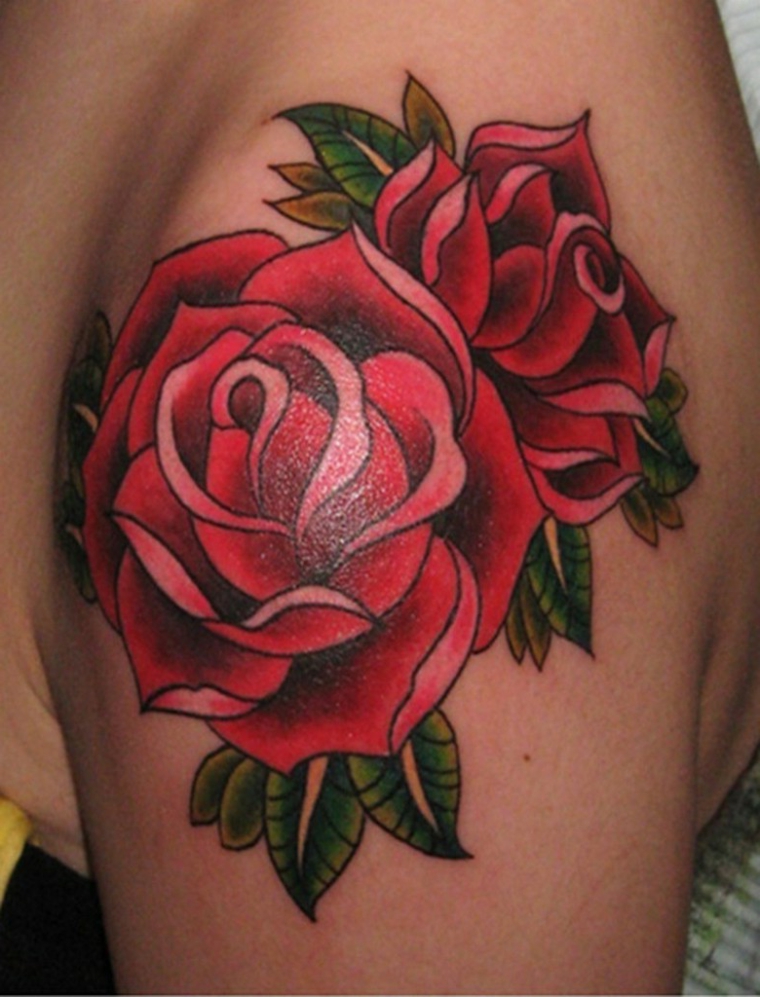 bellissima idea per tatuaggi rosa rossa, due rose con foglie verdi sulla parte alta del braccio