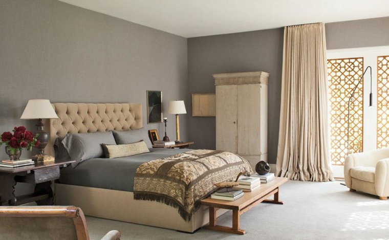 esempio di abbinamento color tortora, camera da letto con struttura letto, tende e poltrona color crema