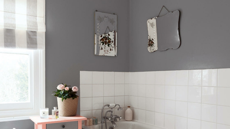 bagno con parete della parete piastrellata di bianco e vernice tortora tendente al grigio