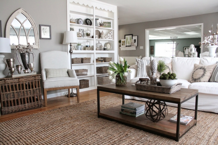 divano e poltrona bianchi, tavolino rettangolare in legno, tappeto in corda e colori pareti soggiorno tortora