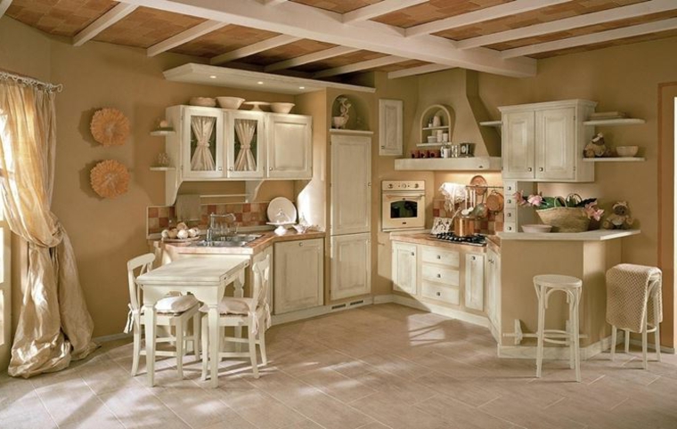 esempio per piccole cucine in muratura con mobili, tavolo, sedie e sgabelli bianchi
