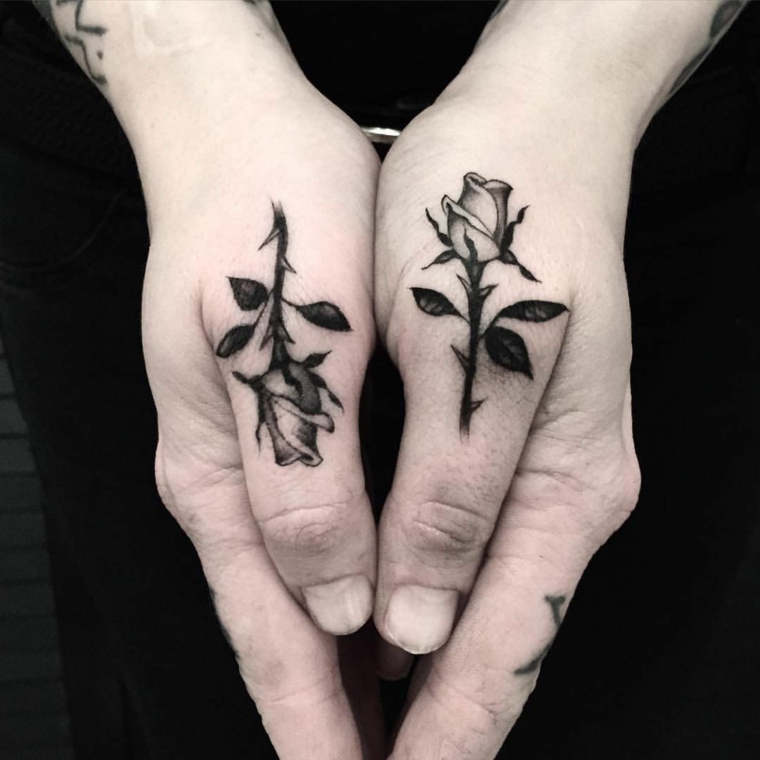 bellissima idea per tatuaggi rose piccole in bianco e nero sulla parte esterna della mano