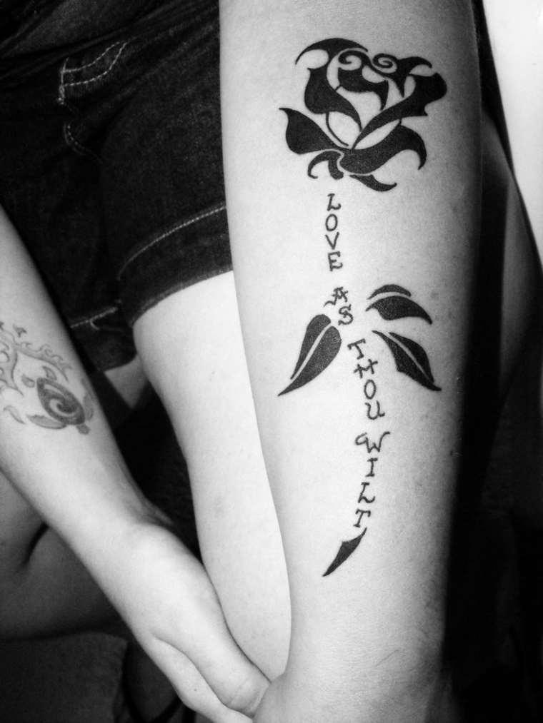originale idea per realizzare un tatto con rosa stilizzata e una scritta sul braccio