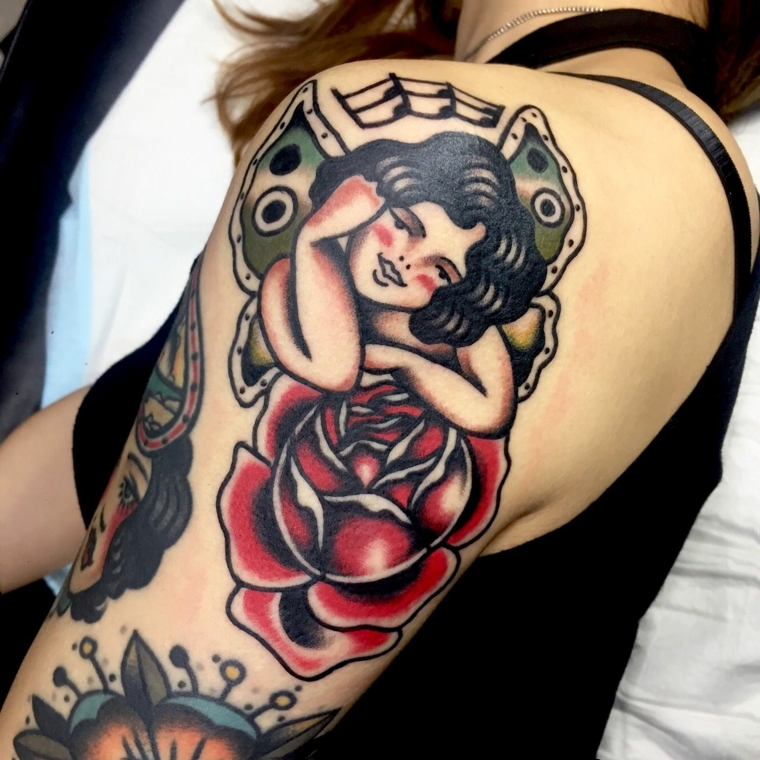 bellissimo tattoo rosa old school con una bambina con i capelli neri e altri fiori colorati