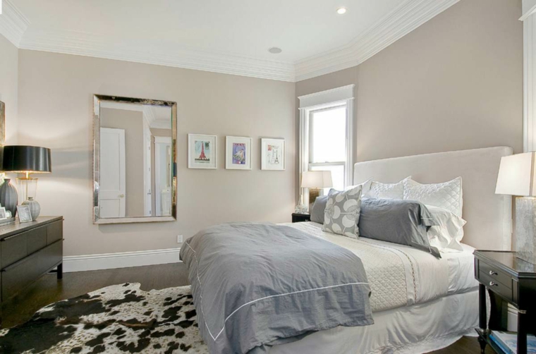 esempio di abbinamento color tortora in una camera da letto con struttura letto bianco e comodini scuri