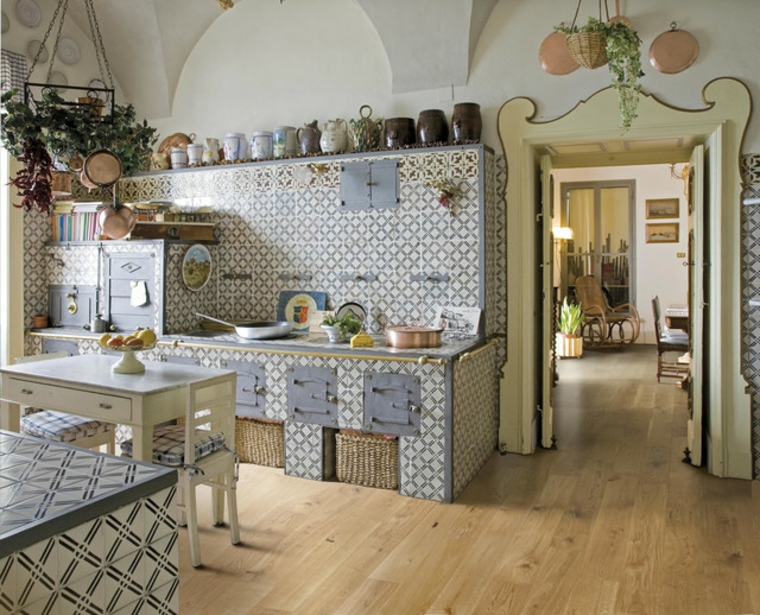 particolare proposta di cucina rustica in muratura a mosaico bianco e blu con pavimento in parquet