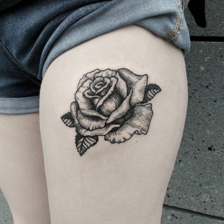 bellissimo tattoo rose nere realizzato sulla parte alta della coscia, ragazza con i pantoloncini
