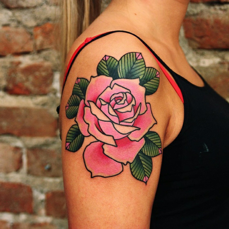idea per realizzare un tatuaggio rosa colorato di rosa con le foglie verdi sul braccio