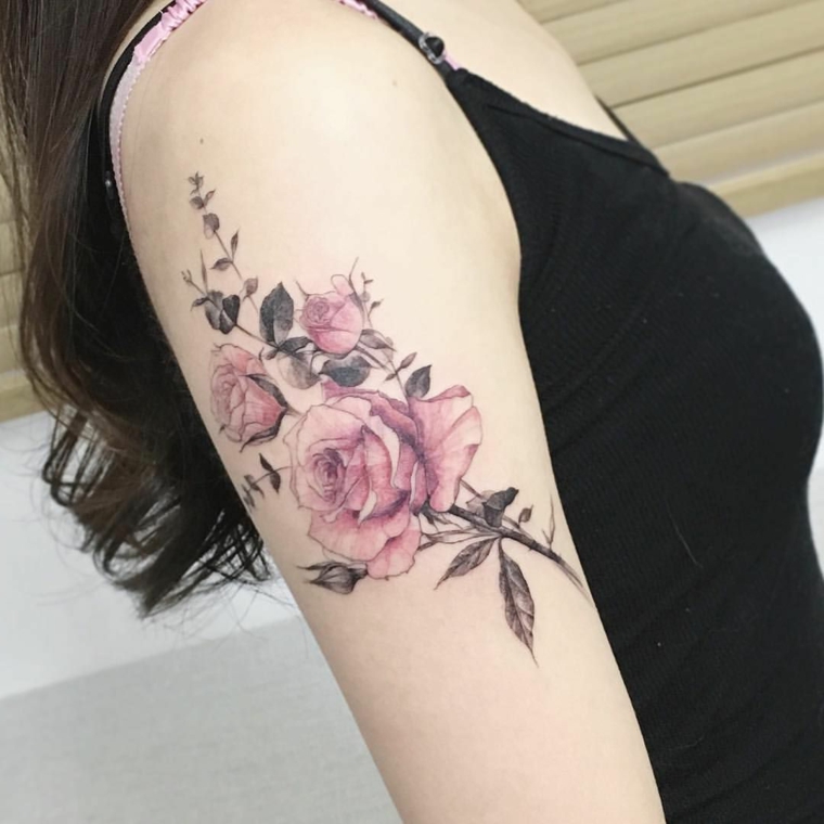 femminile tatuaggio sul braccio, significato rosa tattoo colorata di rosso con foglie verdi