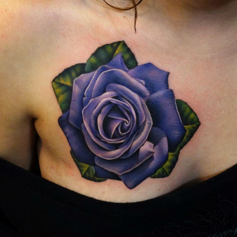 bellissimo tattoo sul petto, una rosa blu con dei punti luce, significato rosa tattoo
