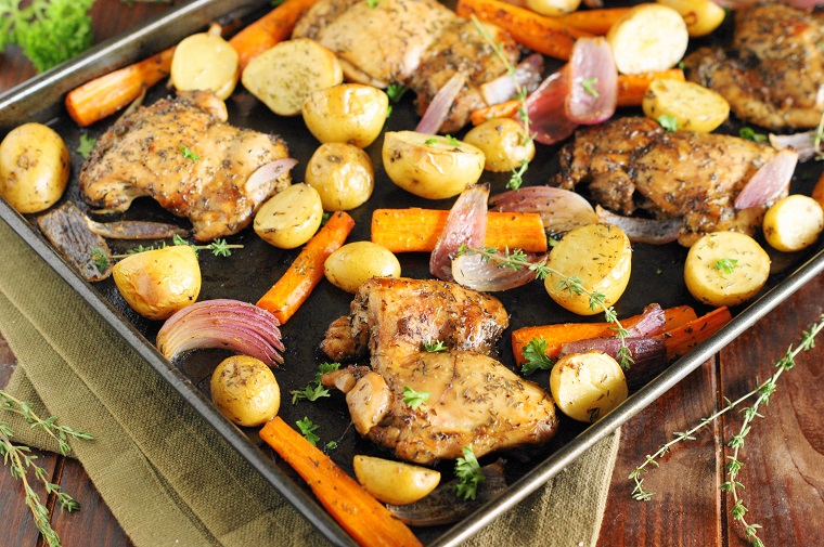 Idee cena veloce preparata al forno, carne e verdure condite con spezie e pezzettini di cipolla rossa