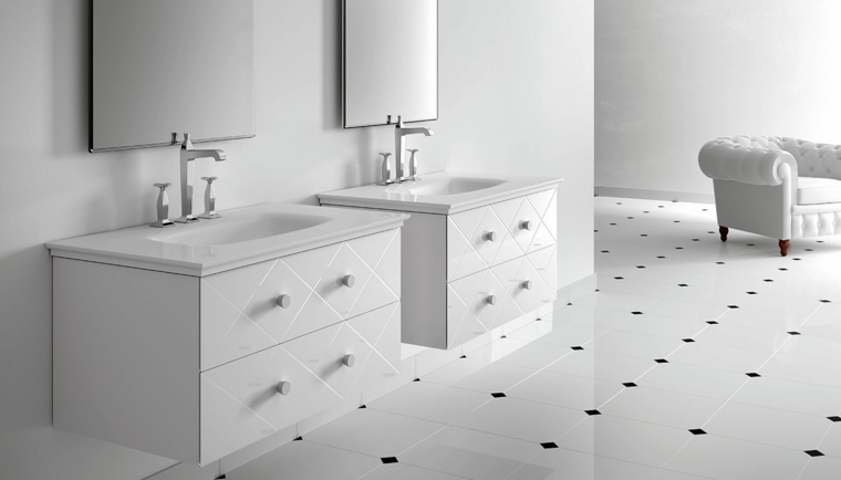 Bagno con due mobili di colore bianco lucido, rivestimenti bagni esempi con piastrelle di ceramica