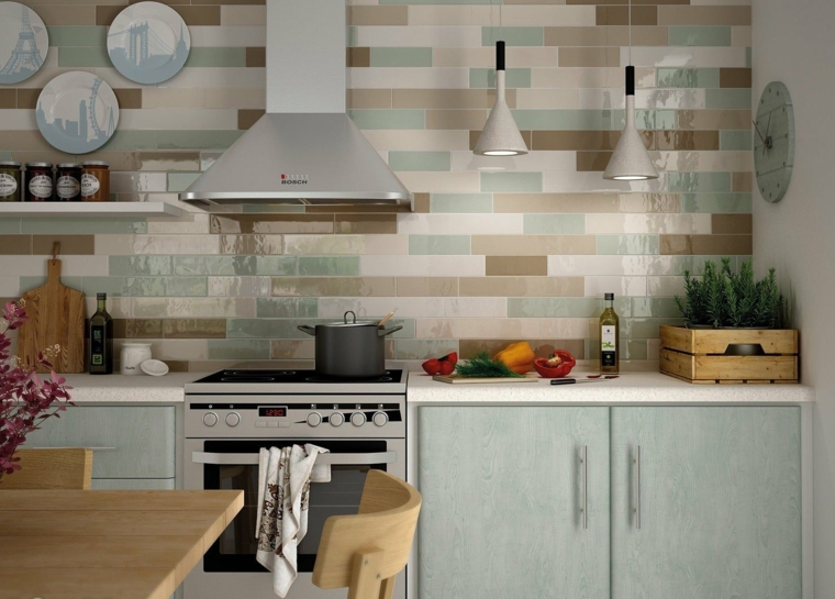 rivestimento pareti in piastrelle cucine in muratura con maioliche cassetta di legno con erbe