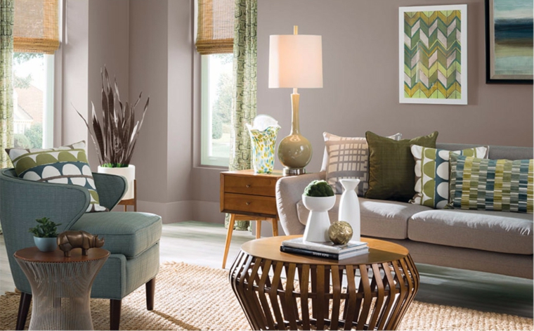 arredamento in stile vintage con poltrona azzurra e tavolo in legno di design, divano e pareti tortora