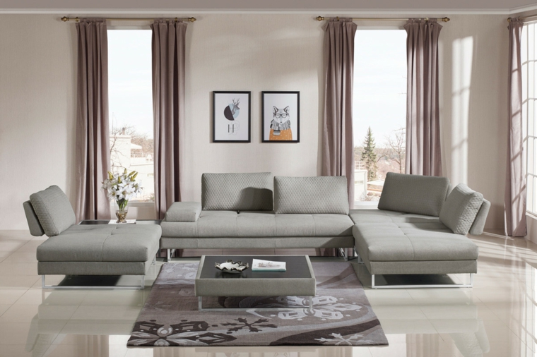 salone moderno, ampio e luminoso con divani e poltrone grigio chiaro e pareti color tortora chiaro