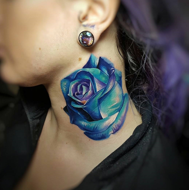 idea per realizzare delle rose tatuate blu con delle sfumature sulla parte esterna del collo