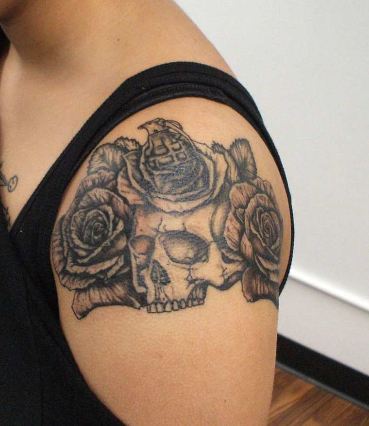 tre rose e un teschio, significato tatuaggio rosa sulla spalla, disegno di medie dimensioni