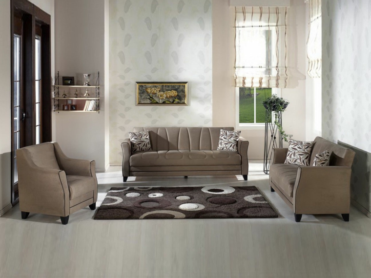 soggiorno moderno e luminoso con tappeto con cerchi bianchi e neri, poltrone e divano tortora
