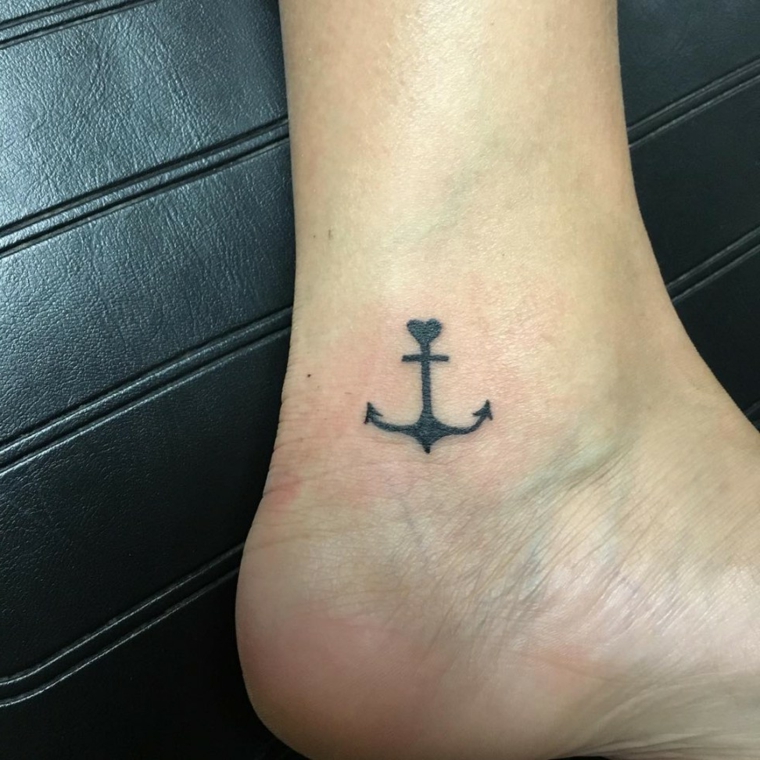 idea per un tattoo piccolo a forma di ancora con un cuore in alto, tatuaggio sulla caviglia