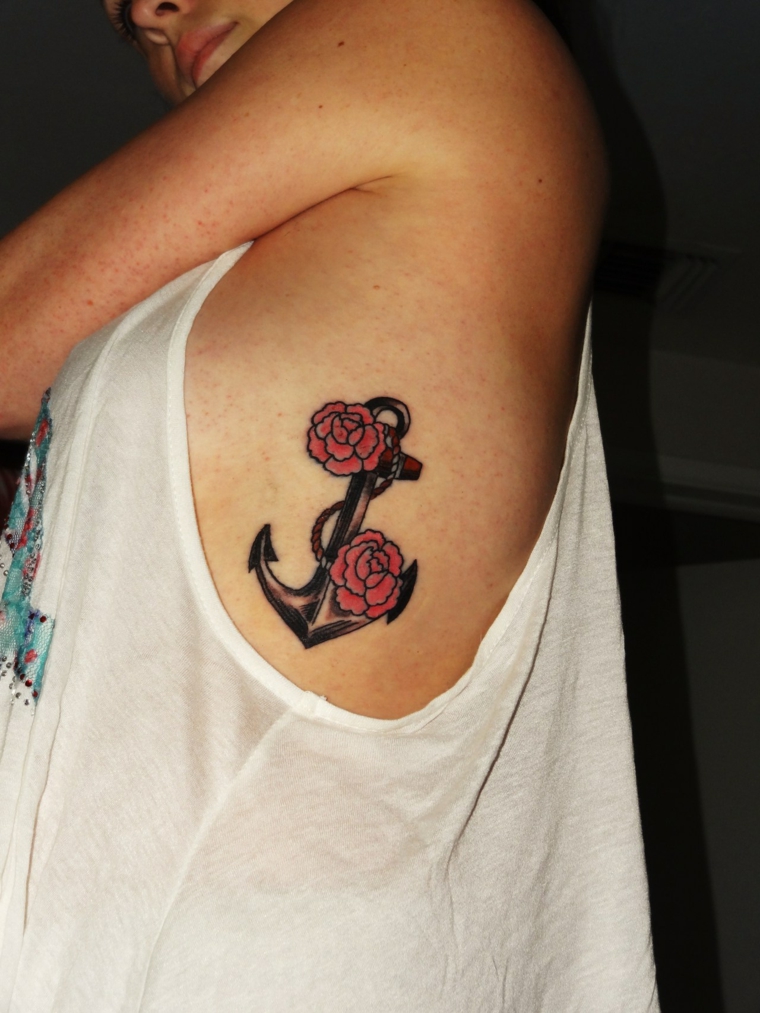 bellissimo tatuaggio con una grande ancora e due rose rosse alle estremità, idea tatuaggio rosa