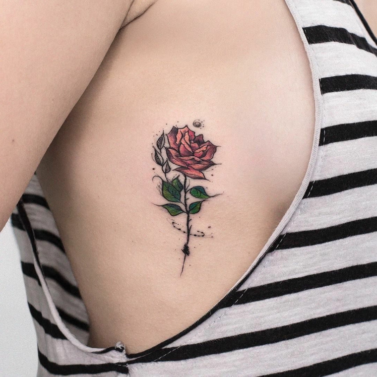 piccola rosa rossa con cinque foglie verdi e un gambo lungo, idea per tatuaggi rosa rossa