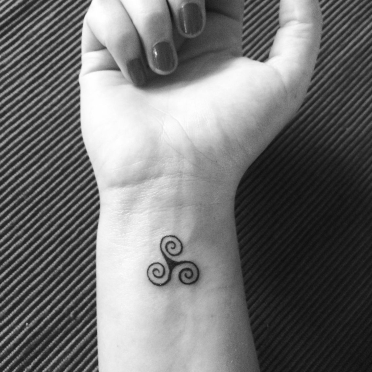 originale disegno con tre piccole spirali unite, idea per tatuaggi bellissimi piccoli