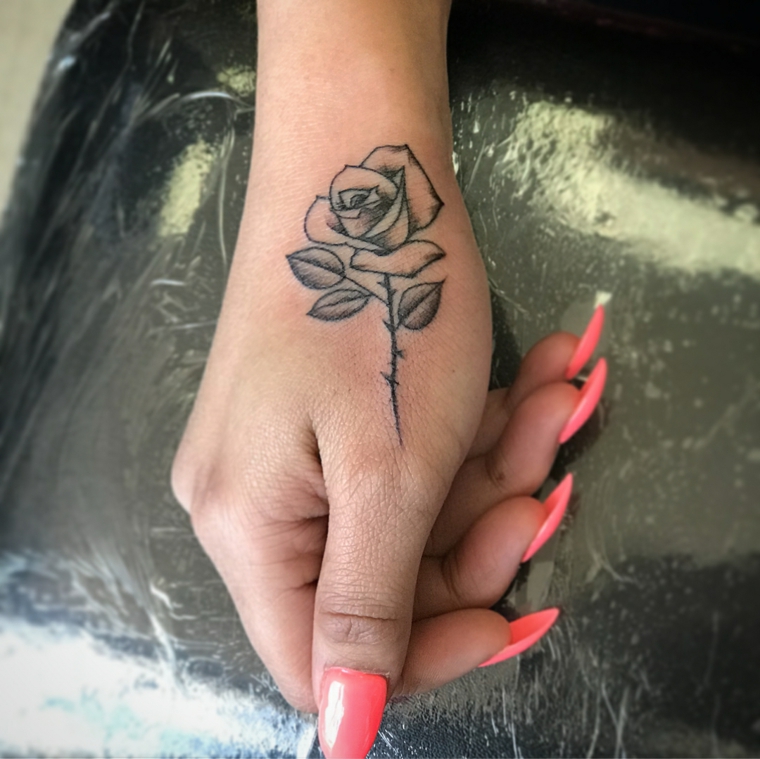 femminile proposta per tatuaggio rosa piccola sulla parte esterna della mano