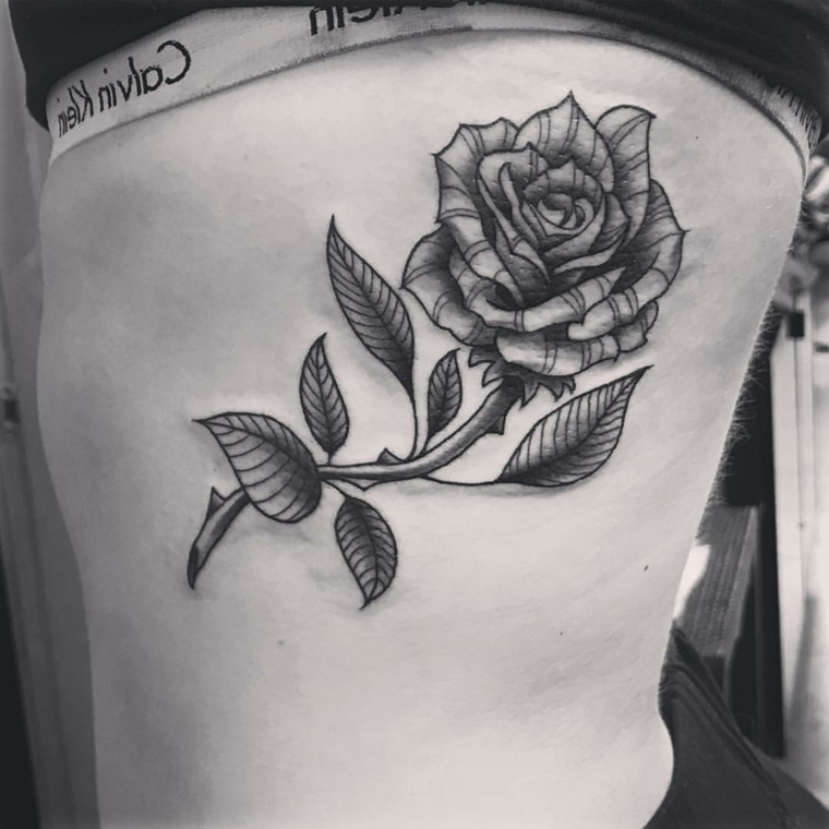 idea per un bellissimo tattoo rose nere con gambo e foglie di grandi dimensioni