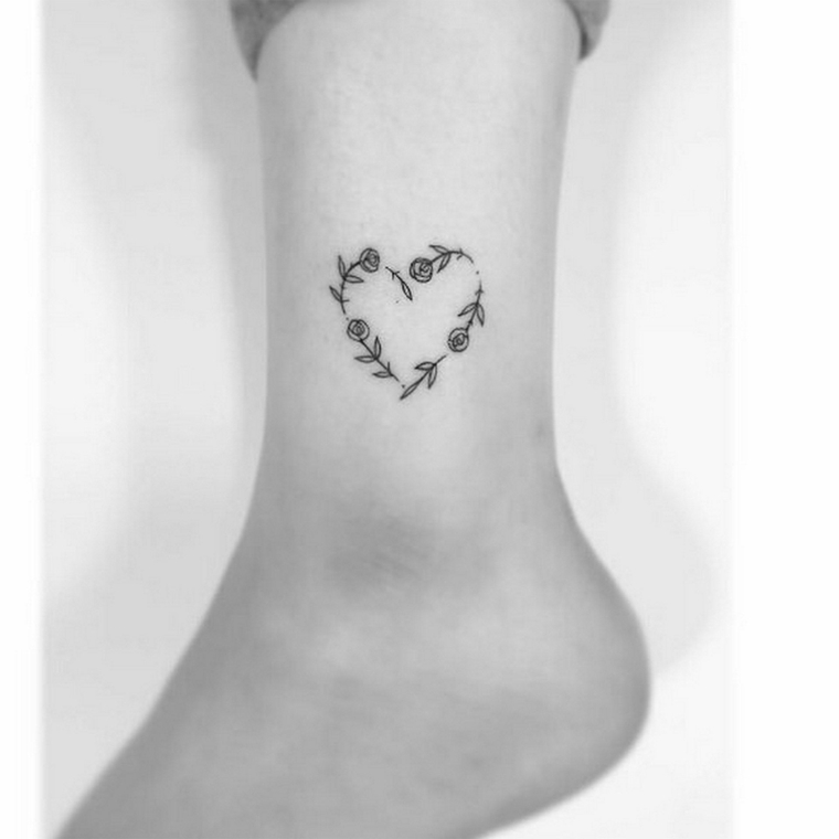 graziosa idea per un tatuaggio femminile sulla caviglia, tatuaggio rosa piccola a forma di cuore